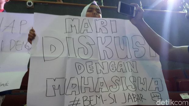 Momen Mahasiswa Bentangkan Poster Tantang Adu Debat 4 Paslon