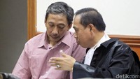 Dwi Djoko Wiwoho berkonsultasi dengan kuasa hukumnya.