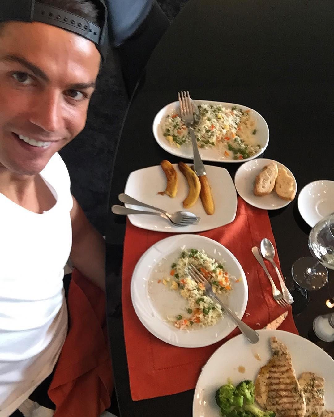 Jadi Pemain Bola Terbaik di Dunia, Begini 12 Gaya Makan Cristiano Ronaldo