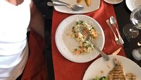 Kira-kira Cristiano Ronaldo sedang makan apa ya? Kok mirip dengan nasi goreng dengan paduan steak ayam plus brokoli. Foto: Instagram Cristiano