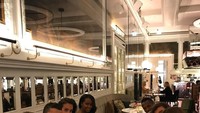 Kebersamaan Cristiano Ronaldo saat berkumpul dan makan bersama teman-teman. Di unggahannya ini, pemain dari Real Madrid ini pun mengatakan sangat senang bisa berkumpul dengan teman. Foto: Instagram Cristiano