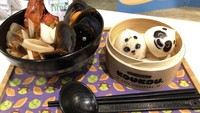 Nggak kalah bikin gemas, noodle soup dengan limpahan topping seafood ini disajikan bersama mantou Kung Fu Panda. Foto: Asia One