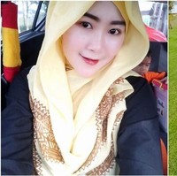 Masih ingat dengan Ovie atau yang populer sebagai Bu Dendy? Pengusaha wanita ini viral karena videonya nyawer seorang wanita yang dituduhnya sebagai pelakor. Setelah sempat ‘menghilang’, hidup Bu Dendy ternyata kini makin sukses dan mesra dengan suaminya. Deretan foto ini buktinya. Foto: Instagram Instagram Ovie Ovie Nyoklat Klasik