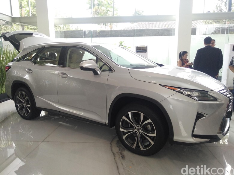 Lexus RX 350L, SUV 7 penumpang. Foto: Khairul Imam Ghozali Lexus RX 350L, SUV 7 penumpang. Foto: Khairul Imam Ghozali