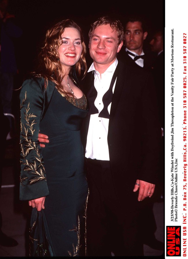 Pada 1988, grup LVMH membeli rumah mode Givenchy. Saat itu pula, Givenchy menampilkan koleksi couture terakhirnya. Ia resmi meninggalkan rumah modenya pada 1995. Sejumlah desainer ternama sempat menggantikan Givenchy, di antaranya Alexander McQueen, John Galliano, dan Julien MacDonald. Gaun hijau Givenchy karya McQueen menjadi andalan Kate Winslet di Oscars 1998. (Foto: Getty Images)