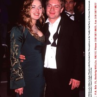 Pada 1988, grup LVMH membeli rumah mode Givenchy. Saat itu pula, Givenchy menampilkan koleksi couture terakhirnya. Ia resmi meninggalkan rumah modenya pada 1995. Sejumlah desainer ternama sempat menggantikan Givenchy, di antaranya Alexander McQueen, John Galliano, dan Julien MacDonald. Gaun hijau Givenchy karya McQueen menjadi andalan Kate Winslet di Oscars 1998. (Foto: Getty Images)