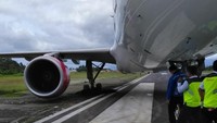 Roda pesawat Batik Air 6155 tujuan Sorong tergelincir saat sedang menuju runway. Roda pesawat Batik Air 6155 tujuan Sorong tergelincir saat sedang menuju runway.