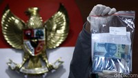 Sedangkan Agus dan Saipudin disangka melanggar Pasal 6 ayat 1 huruf a atau Pasal 13 Undang-Undang Nomor 31 Tahun 1999 sebagaimana diubah dengan Undang-Undang Nomor 20 Tahun 2001 tentang Pemberantasan Tindak Pidana Korupsi juncto Pasal 55 ayat 1 ke-1 KUHP.