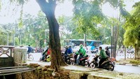 Demi menghindari lampu merah yang ada di Belleza, Permata Hijau, pengendara roda dua rela mempertaruhkan nyawanya. Foto: Muchamad Yoga