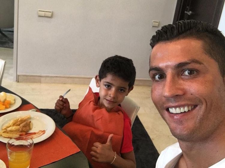 Cristiano Ronaldo Jaga Tubuhnya Tetap Atletis Meski Sering Makan Enak