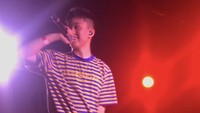 Rich Brian langsung membukanya dengan pertunjukan yang memukau. Foto: Twitter @bmtOb21