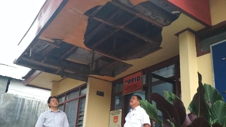 Miris, Beginilah Reyotnya Gedung KPU Trenggalek Miris, Beginilah Reyotnya Gedung KPU Trenggalek