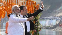 Macron dan Modi juga melambaikan tangannya saat menyusuri Sungai Gangga. (Foto: REUTERS/Ludovic Marin)