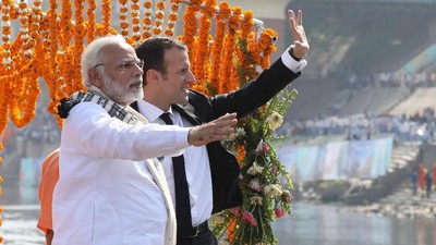 Momen Presiden Macron Susuri Sungai Gangga Bareng PM Modi