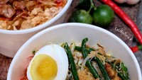 Nasi campur Bali yang ini tampil lebih praktis. Lauknya komplit namun disajikan dalam mangkuk sekali pakai. Foto ini diposting netizen dengan nama akun @cicikuliner. Foto: Instagram
