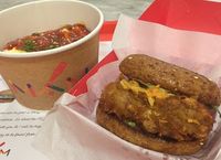 Yuk, Makan Siang dengan Salad dan Burger Sehat di Sini!