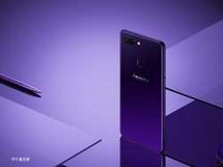 Penampakan Keren Oppo R15 Saat Digenggam