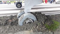 Akibat kejadian itu roda pesawat pun terjerembab roda ke dalam pasir yang berada tepat di pinggir landasan taxi. Akhirnya push back ditarik menggunakan mobil, ujar Rama.
