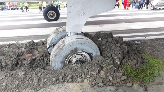 Keluar Jalur, Roda Batik Air Terjerembak ke Pasir di Manokwari