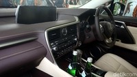 Bagian interior Lexus RX 350 L.
