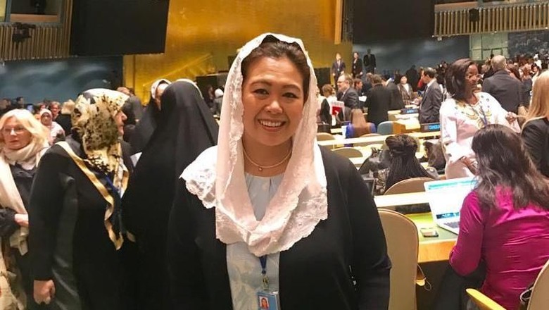 Hasil gambar untuk yenny wahid