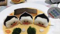 Terinspirasi pinguin Madagascar, ada Never Leave A Man Behind nih. Memadukan nasi, potongan salmon dan saus bechamel telur asin. Foto: Asia One