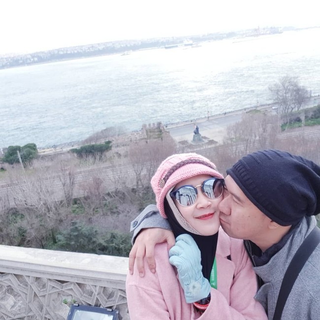 Inilah bukti Bu Dendy makin mesra dengan sang suami pasca video nyawer yang berujung perdamaian itu viral. Kiss dari Pak Dendy buat Bu Dendy. Foto: Instagram Ovie Ovie Nyoklat Klasik 