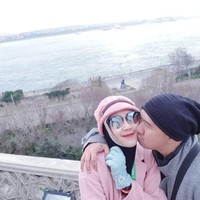 Inilah bukti Bu Dendy makin mesra dengan sang suami pasca video nyawer yang berujung perdamaian itu viral. Kiss dari Pak Dendy buat Bu Dendy. Foto: Instagram Ovie Ovie Nyoklat Klasik 