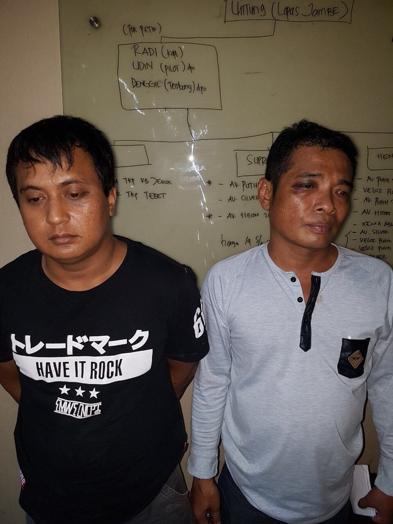 Polisi Cokok Trio Penadah Mobil Curian Jakarta Selatan Polisi Cokok Trio Penadah Mobil Curian Jakarta Selatan