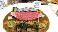 Curry rice juga disajikan Instagramable di KouKou Cafe. Pendampingnya nasi merah, brokoli, wortel dan chicken katsu renyah. Foto: Asia One
