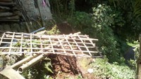 Adapun untuk longsor yang terjadi di Desa Temanggung Kecamatan Kaliangkrik mengakibatkan saluran drainase di Jalan Magelang-Temanggung via Kaliangkrik tertutup.