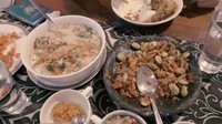 Mengikuti jejak sang bunda, El Rumi ternyata juga doyan makan pete. Sambal teri pete dan ikan tongkol pete ini sengaja disediakan Maia untuk El sebelum El pergi ke London untuk kuliah. Bahkan sambal teri petenya sampai dibungkus El, lho! Foto: Instagram @maiaestiantyreal