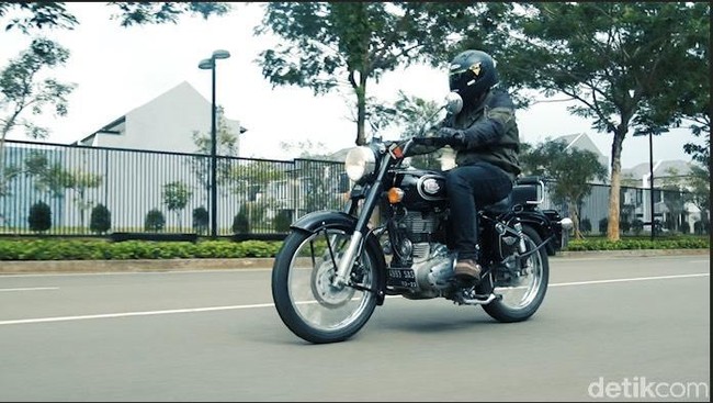 Nostalgia dengan Motor Inggris yang Laki Banget