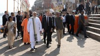 Macron tiba di Benares, salah satu kota suci tua di India. Bersama Modi, mereka menuruni anak tangga menuju sungai sambil bergandengan tangan. (Foto: REUTERS/Ludovic Marin)