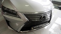 Pilihan SUV (Sport Utility Vehicle) semakin beragam saja. Lexus merilis SUV RX 350 L, sebuah SUV dengan 3 baris kursi. Orang kaya bisa leha-leha sekeluarga dengan mobil ini.