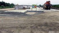 Sampai saat ini pengerjaan tol ini masih terus dikebut.