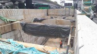 Proyek Underpass Matraman ini masih dikerjakan.