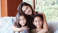 Kini menetap di Bali, ini kedekatan Nana Mirdad dengan dua anaknya dari Andrew White. Foto: Dok. instagram/nanamirdad_