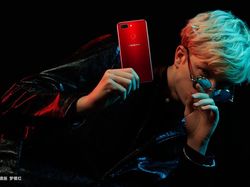 Penampakan Keren Oppo R15 Saat Digenggam