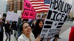 Foto: Kunjungan Trump ke Dinding Perbatasan Didemo Warga
