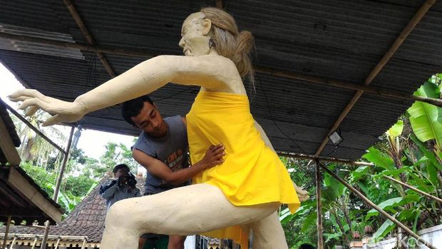 Pembuatan ogoh-ogoh di Pura Bhuana Puja Boyolali