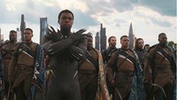 Wakanda agaknya menjadi salah satu tempat yang diincar oleh Thanos. Di atas adalah salah satu adegan TChalla memimpin barisan siap melakukan perlawanan. Foto: (RussoBrothers IG)
