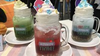 Slurpp! Aneka minuman segar dengan tambahan whipped cream ini bisa kamu cicip di KouKou Cafe. Hayooo, mau pilih warna apa? Foto: Asia One