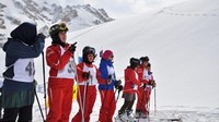 Inilah gadis-gadis etnis Hazara (sebelumnya ditulis Pustun), Afghanistan yang tergabung dalam Bamyan Ski Club. Untuk pertama kalinya dalam sejarah, wanita Afghanistan bisa menikmati olahraga ski. (Linda Sterhaug/Bamyan Ski Club)