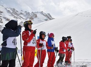 Kisah Wanita Afghanistan yang Main Ski untuk Pertama Kalinya
