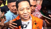 Begini momen Setya Novanto usai diperiksa penyidik KPK di Jalan Kuningan Persada, Jakarta Selatan, Selasa (13/3/2018).