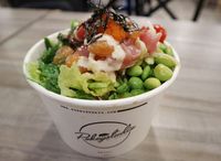 Yuk, Makan Siang dengan Salad dan Burger Sehat di Sini!
