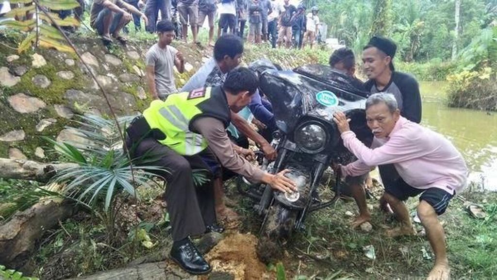 Harley Nyemplung ke Rawa-rawa Harley Nyemplung ke Rawa-rawa