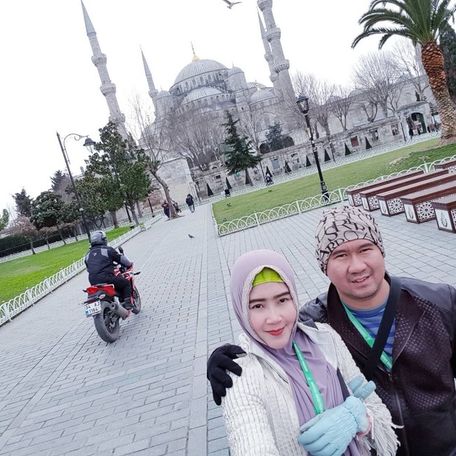 Ovie atau Bu Dendy yang akhirnya berdamai dengan Nylla Nylala, wanita yang dituduhnya sebagai pelakor, sudah menata hidupnya lagi dengan sang suami. Setelah videonya viral dan Nylla Nylala membantah dirinya merebut Pak Dendy, Bu Dendy dan sang suami pergi liburan ke Turki. Foto: Instagram Ovie Ovie Nyoklat Klasik