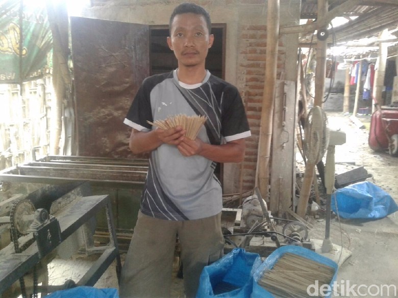 Perajin Tusuk Sate Ini Menghabiskan 1,5 Ton Bambu/Bulan Perajin Tusuk Sate Ini Menghabiskan 1,5 Ton Bambu/Bulan